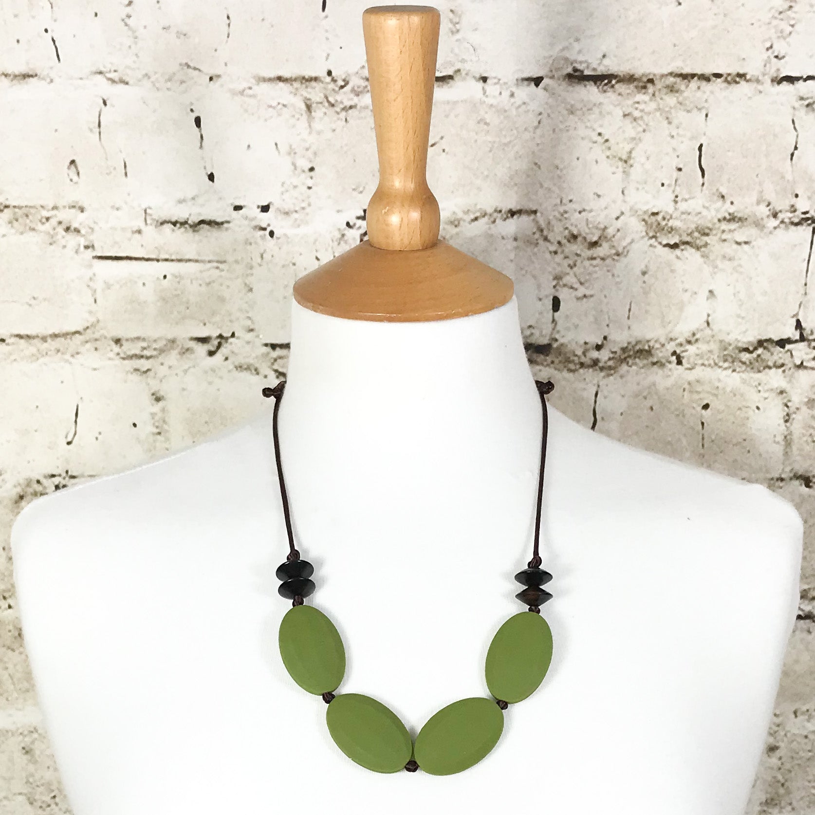 Pebble silicone and wood stylish teething necklace | Olive green image 0