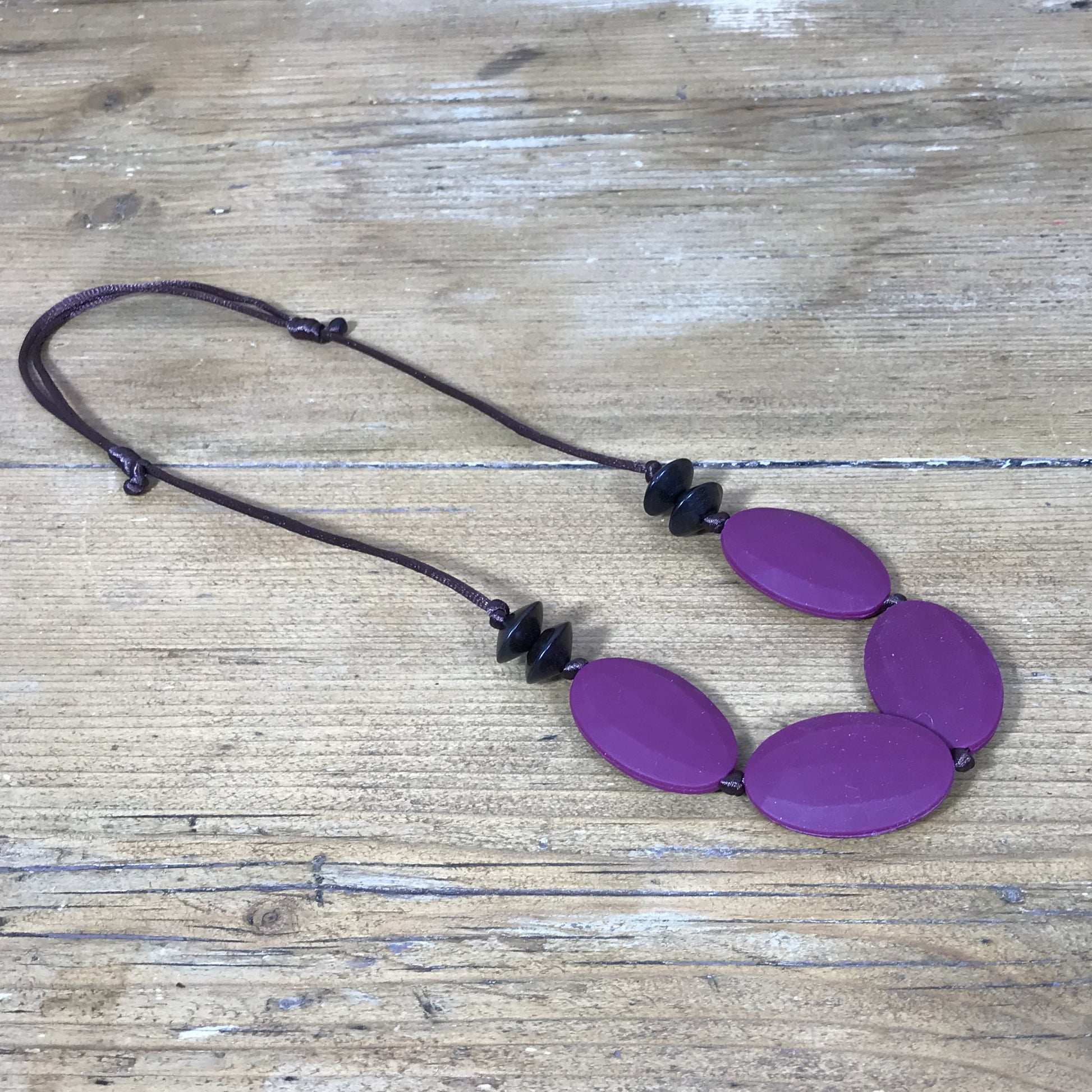Pebble silicone and wood stylish teething necklace | Rioja red image 1
