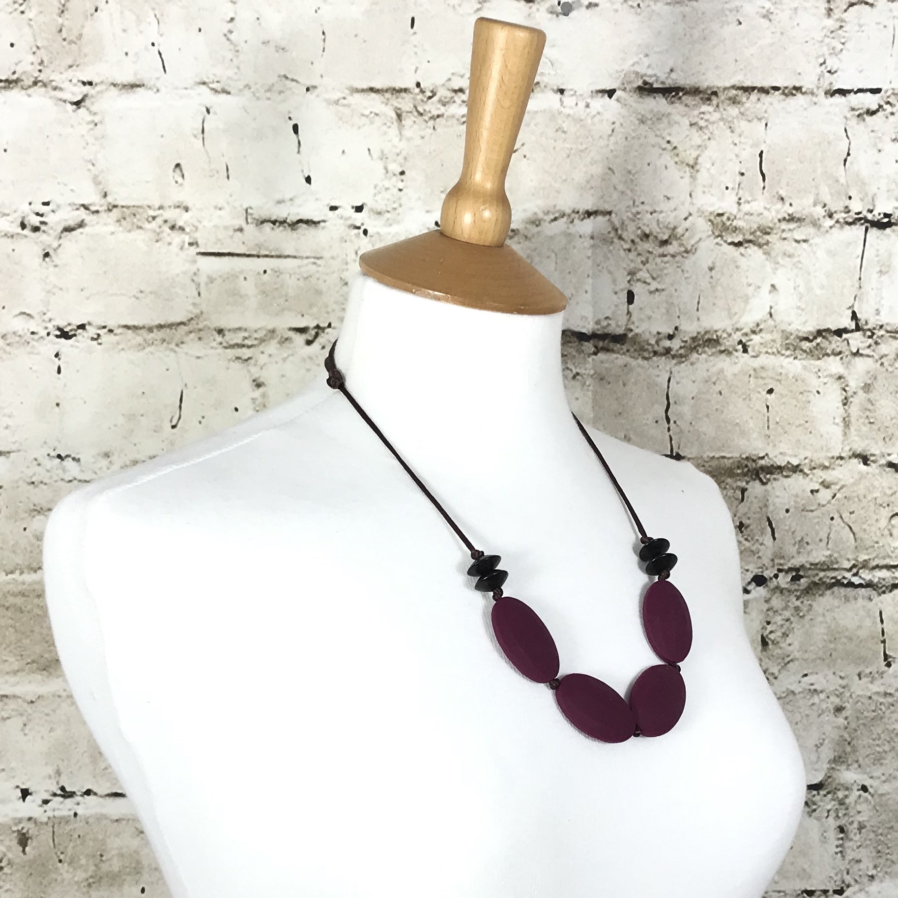 Pebble silicone and wood stylish teething necklace | Rioja red image 2