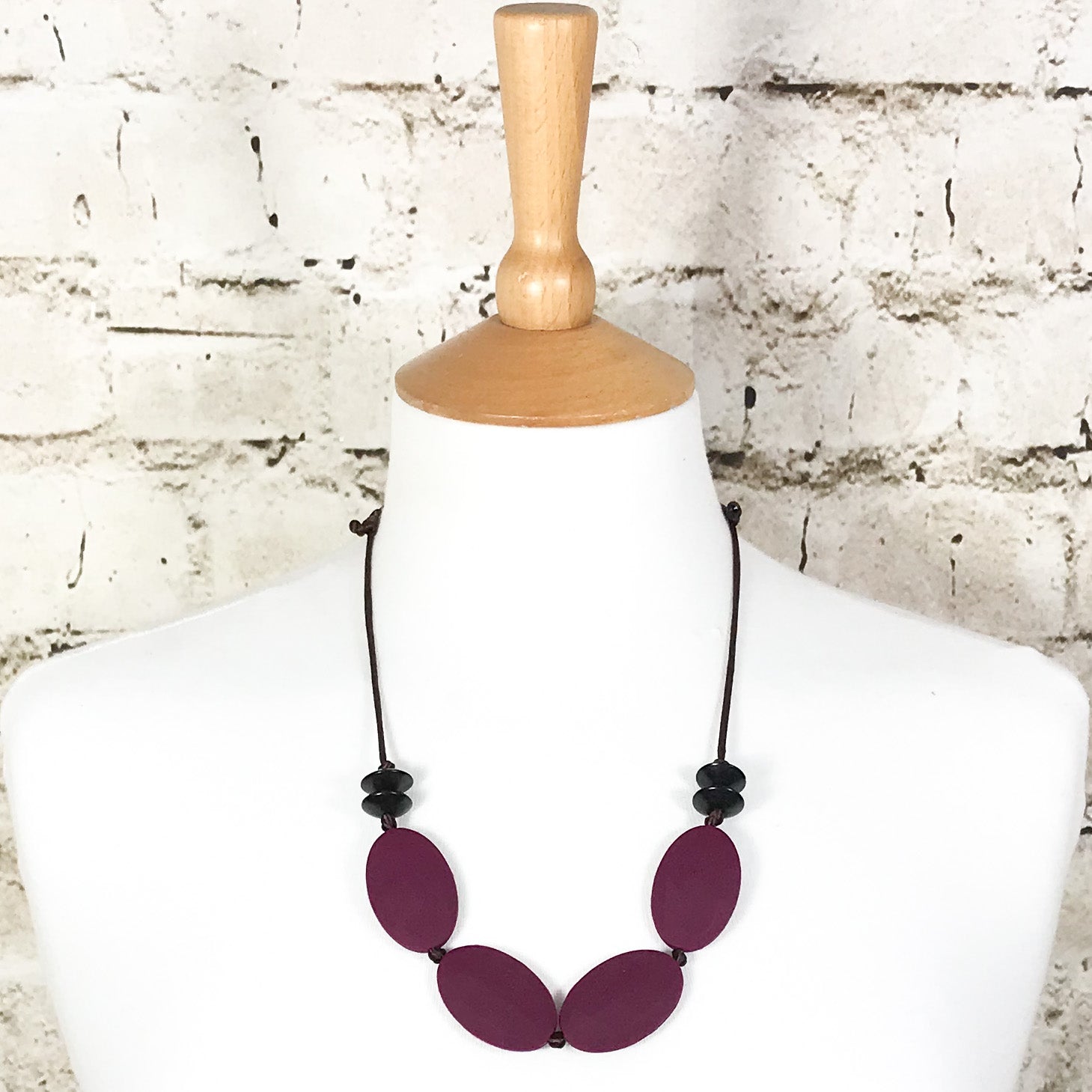 Pebble silicone and wood stylish teething necklace | Rioja red image 0