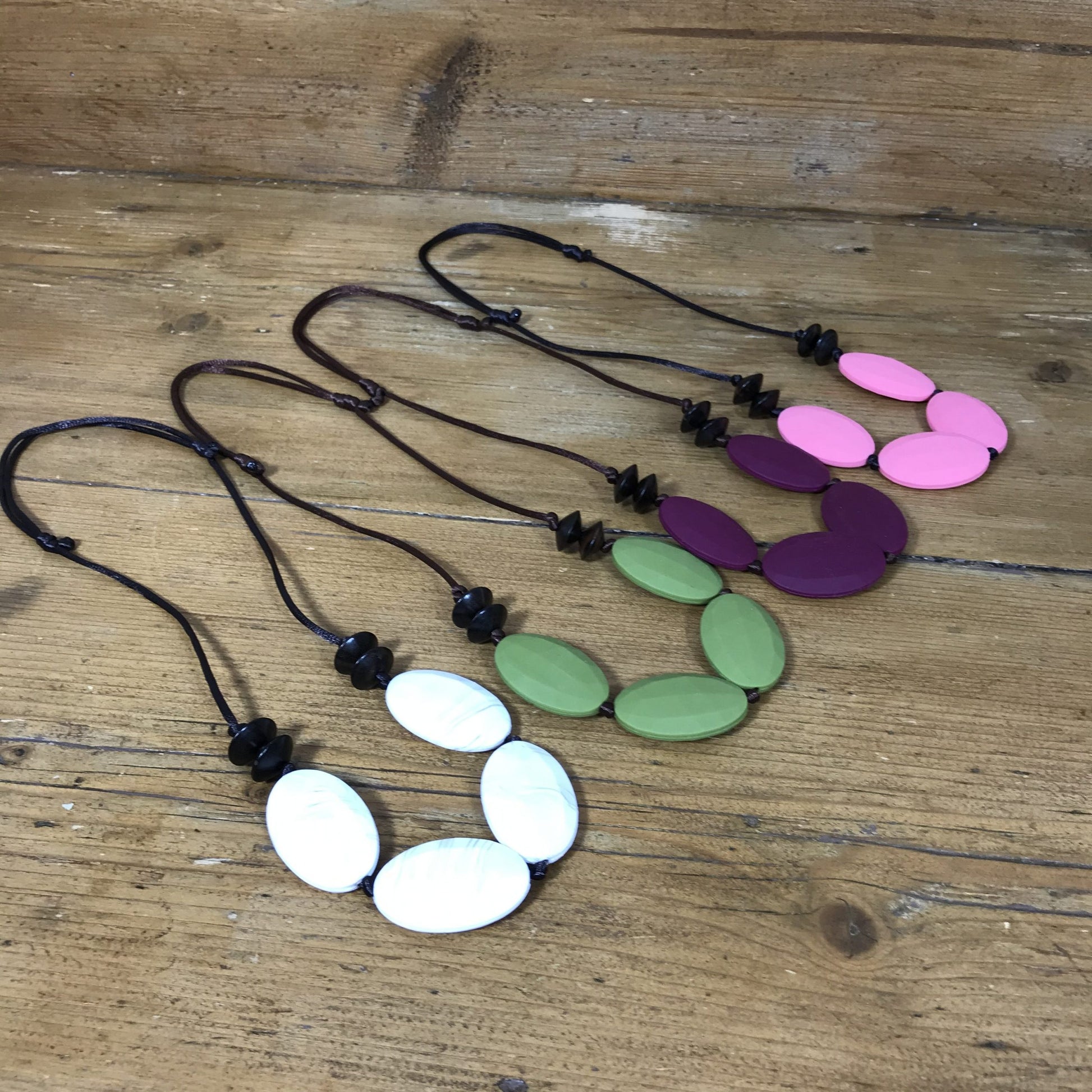 Pebble silicone and wood stylish teething necklace | White grey marble image 2