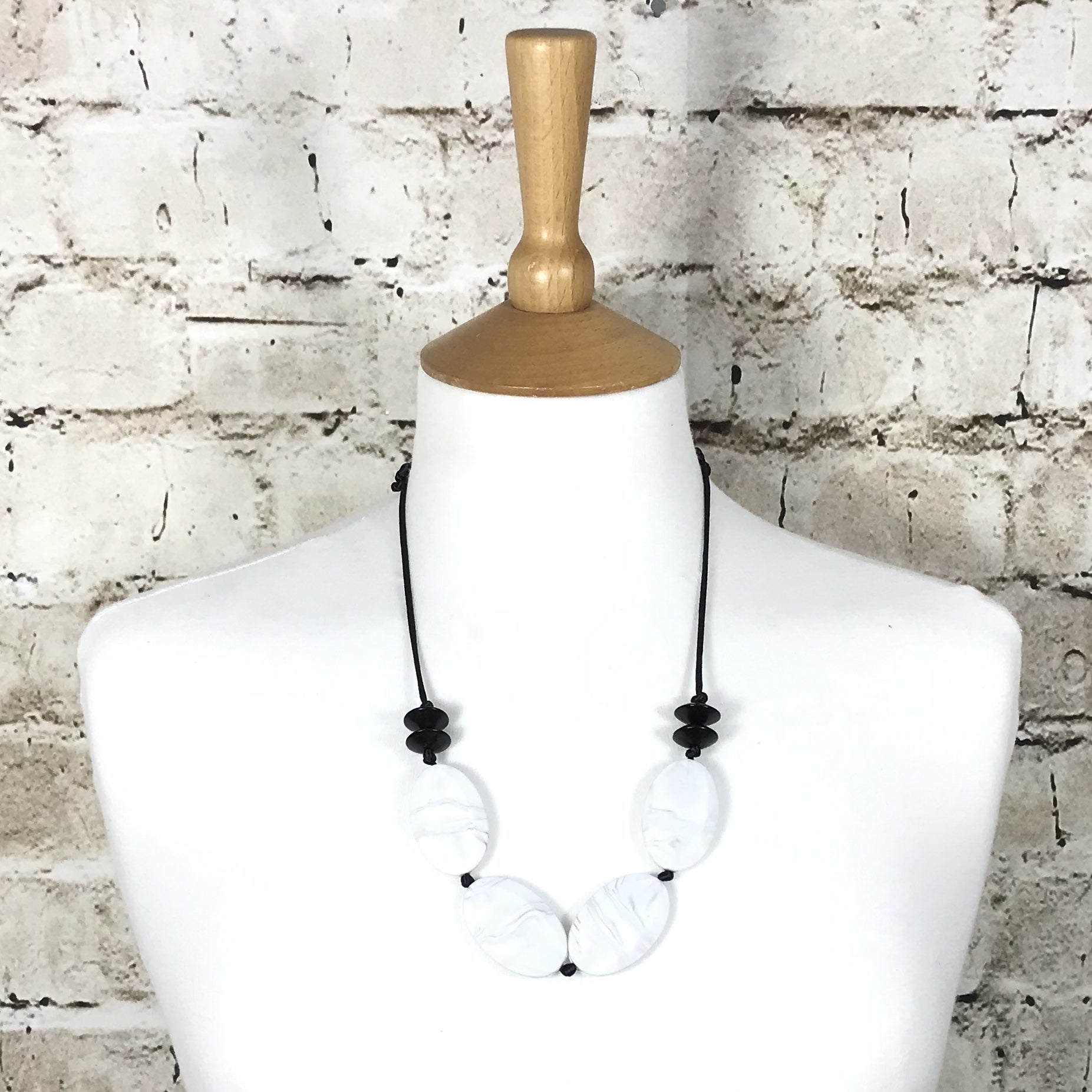 Pebble silicone and wood stylish teething necklace | White grey marble image 0