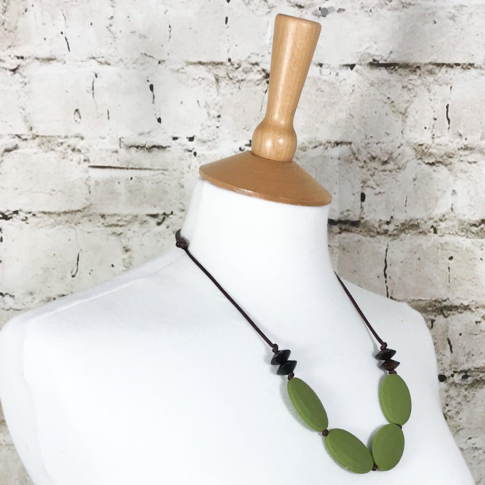 Pebble silicone and wood stylish teething necklace | Olive green image 2