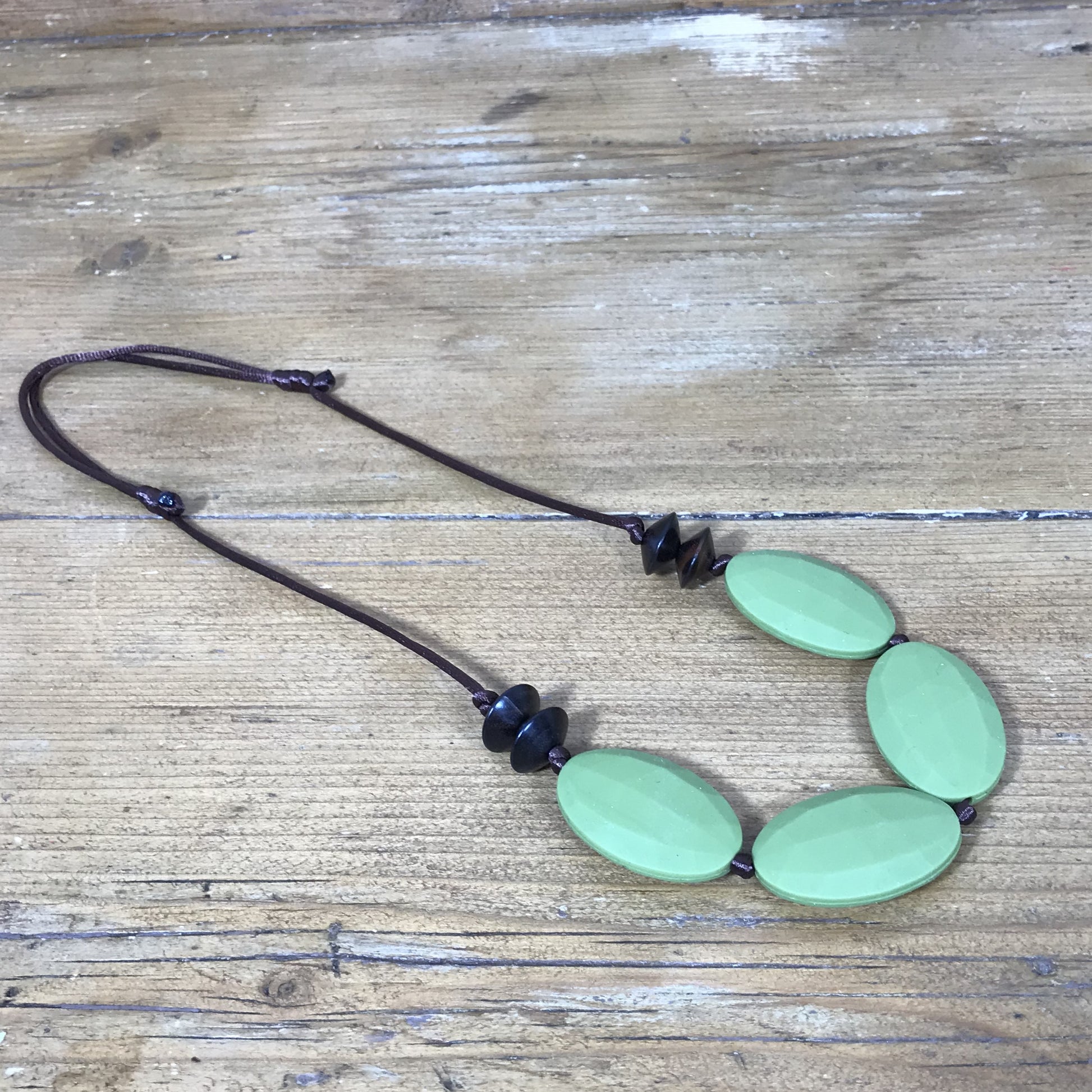 Pebble silicone and wood stylish teething necklace | Olive green image 1