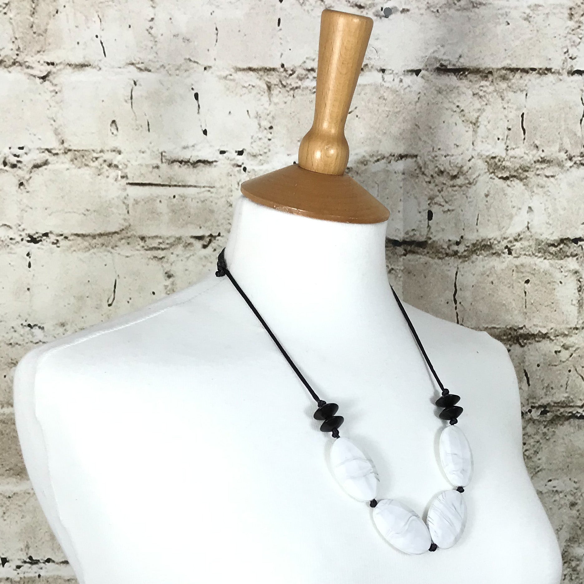 Pebble silicone and wood stylish teething necklace | White grey marble image 3