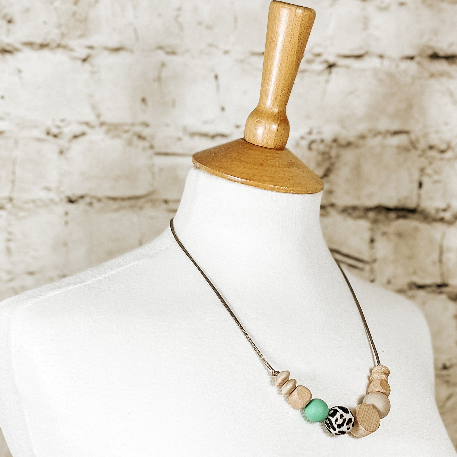 NOA Beechwood and silicone teething necklace | Leopard Green image 3